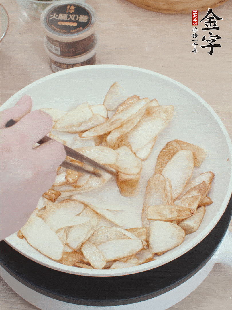 鍋中熱油，山藥煎至兩面金黃。
