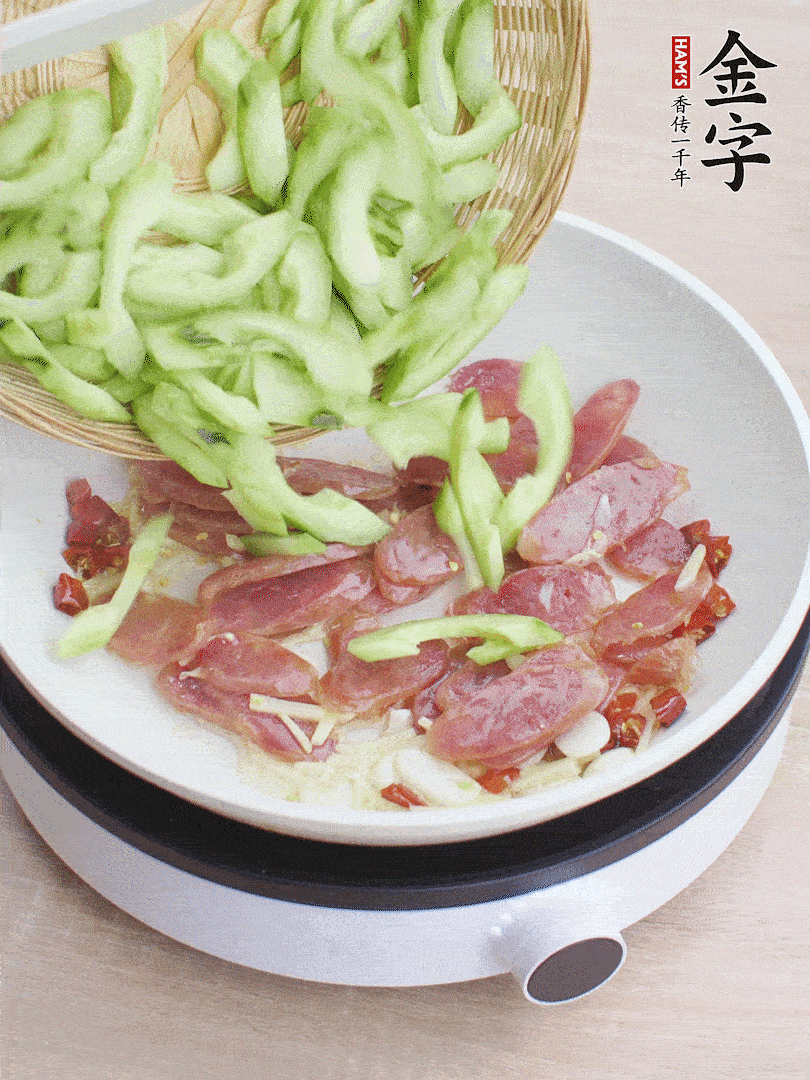 下香腸煸出油脂，放黃瓜翻炒。