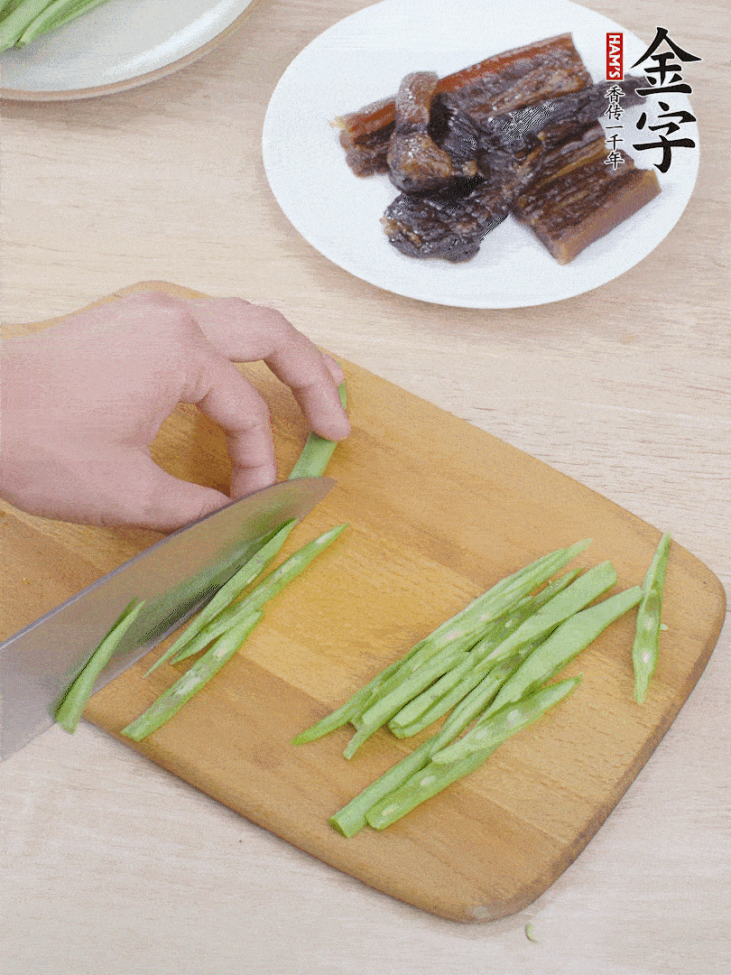 四季豆切絲。