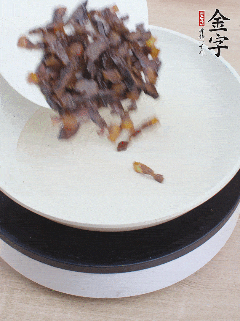 油熱倒醬油肉，編出香味。