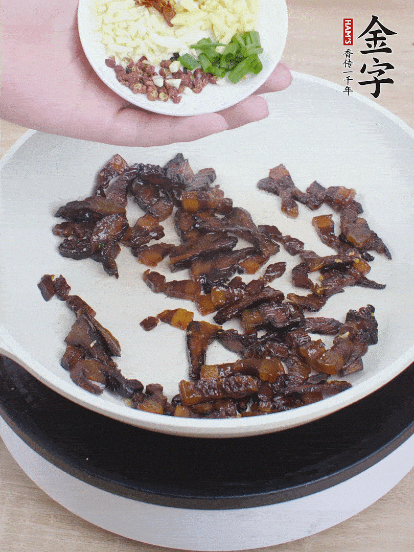 下蔥姜蒜、干辣椒、花椒粒炒香。