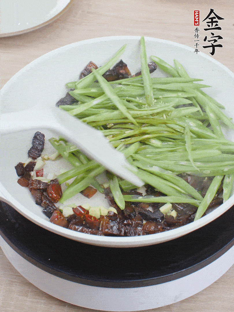 下豆角，生抽、雞精調(diào)味，炒到斷生。