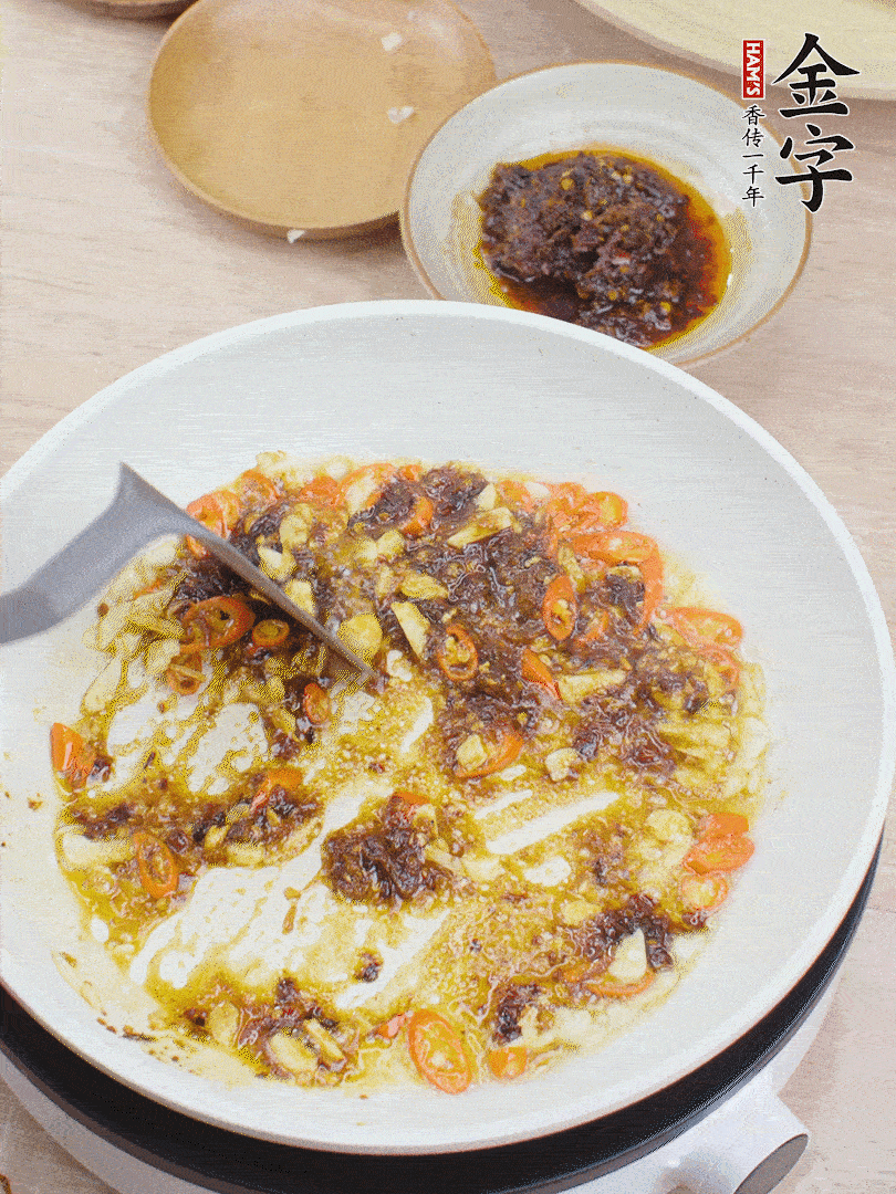 金字火腿干貝醬1勺翻炒均勻。