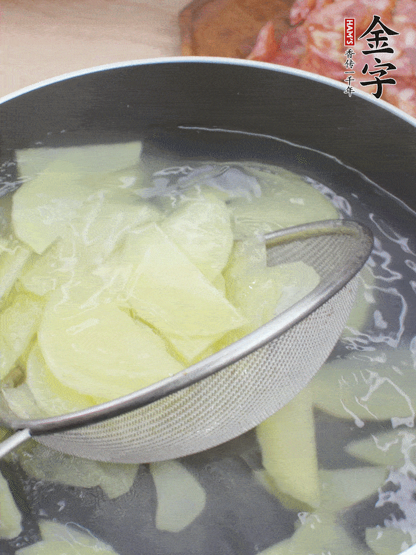 土豆去皮切片，汆燙1分鐘。香腸切薄片。