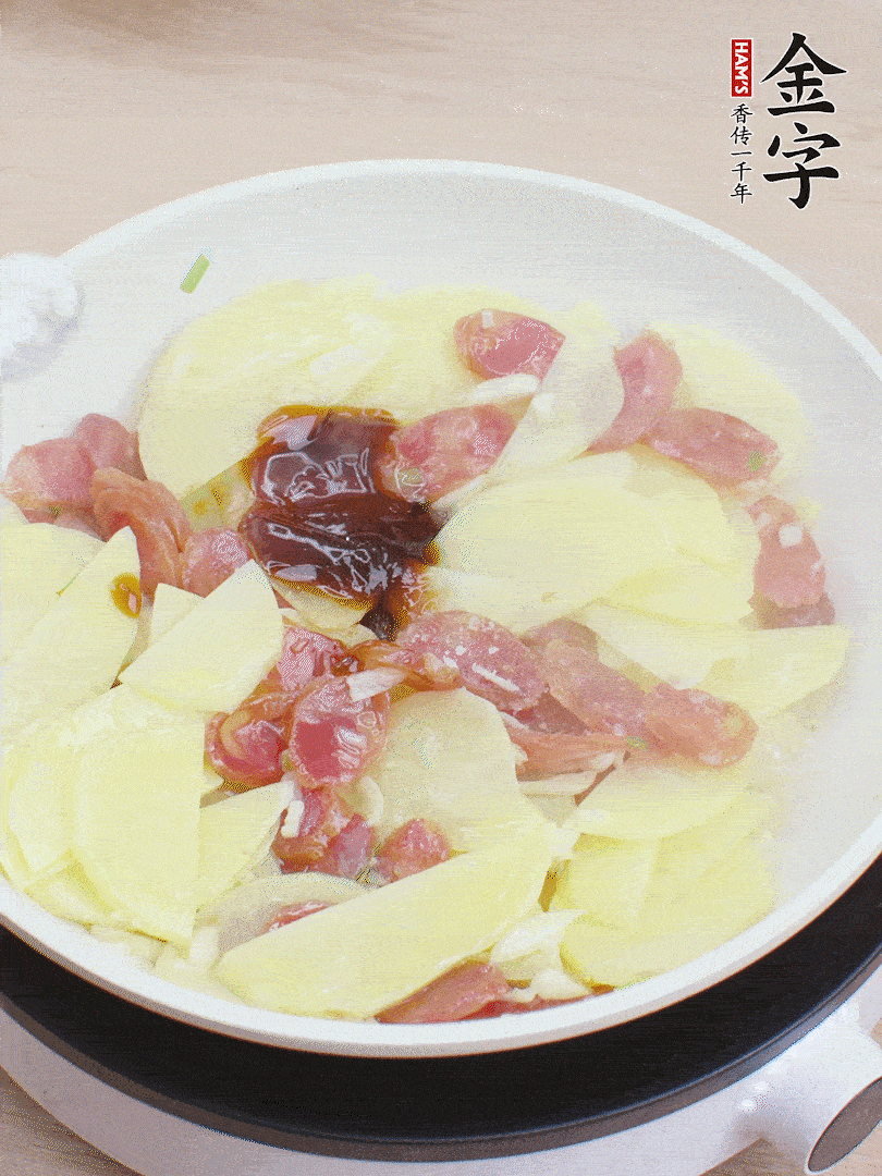 下土豆片，1勺生抽、1勺蠔油、1/3勺鹽、1/3勺糖炒至入味。