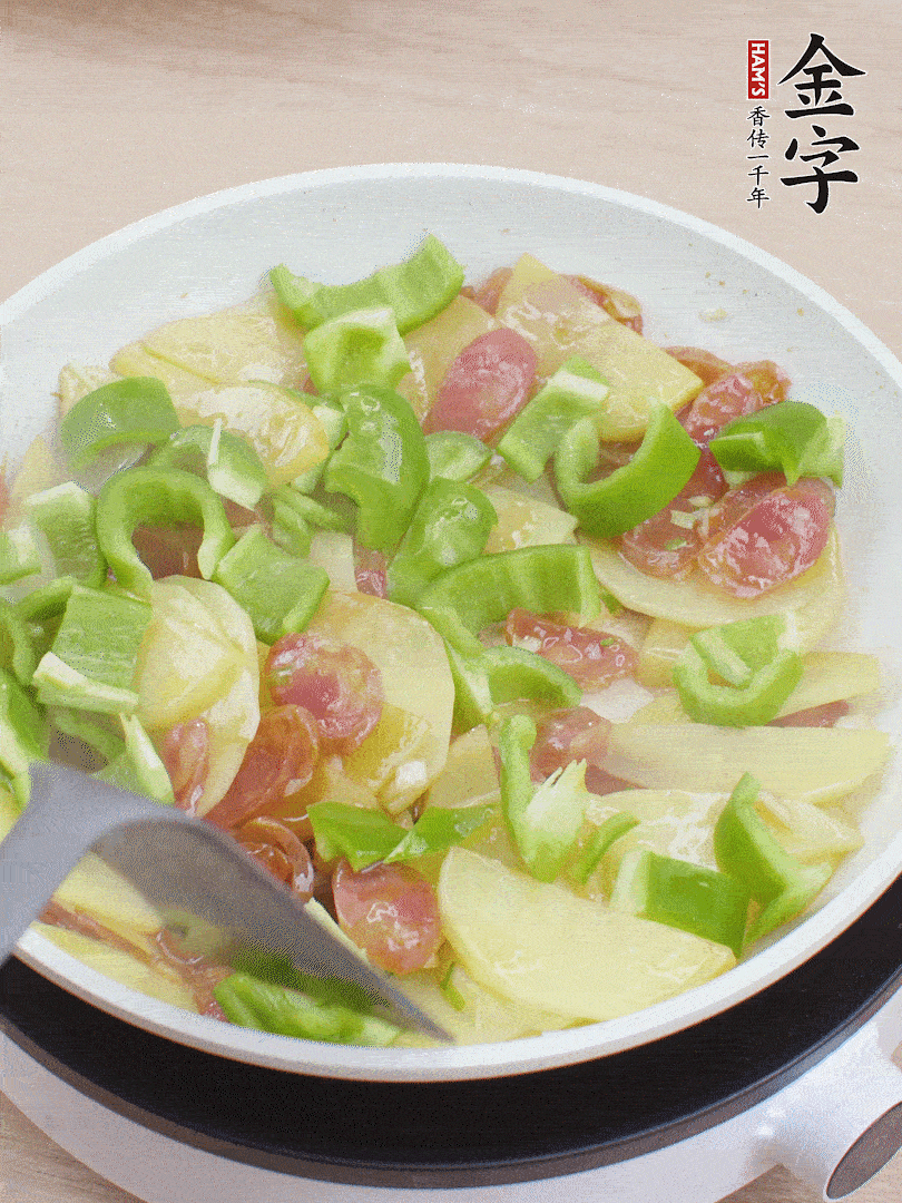 下辣椒翻炒1分鐘。