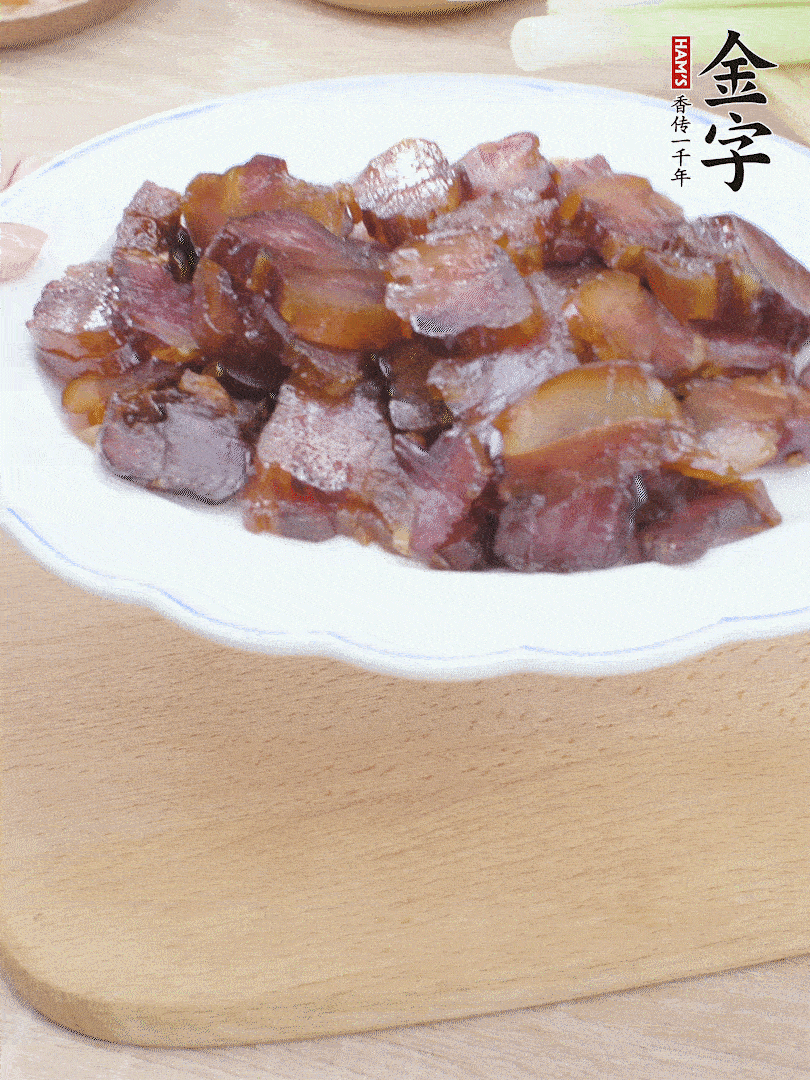 金字醬油肉水煮15分鐘，切薄片。