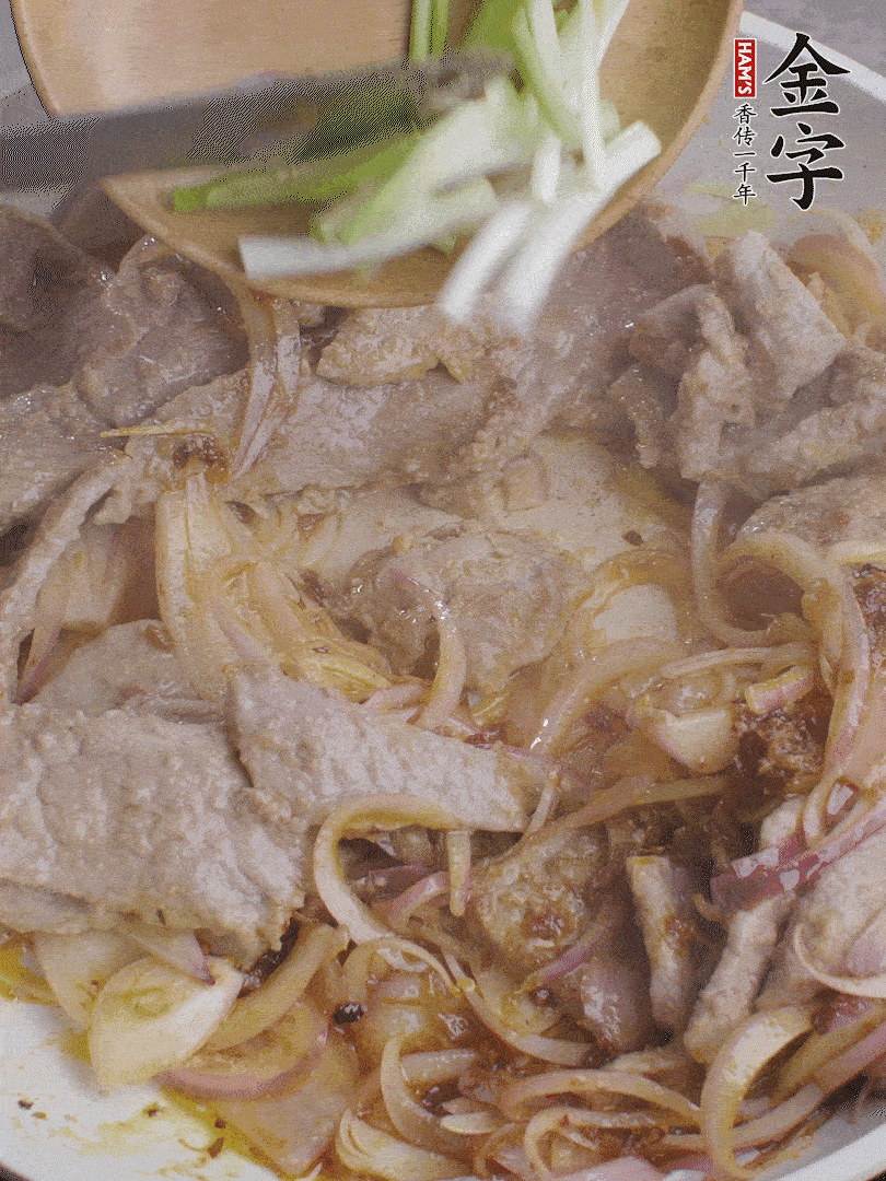 下牛肉、蔥段快炒。