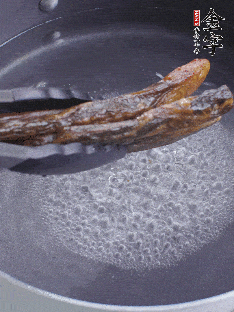 金字醬油肉水煮15分鐘，切薄片。