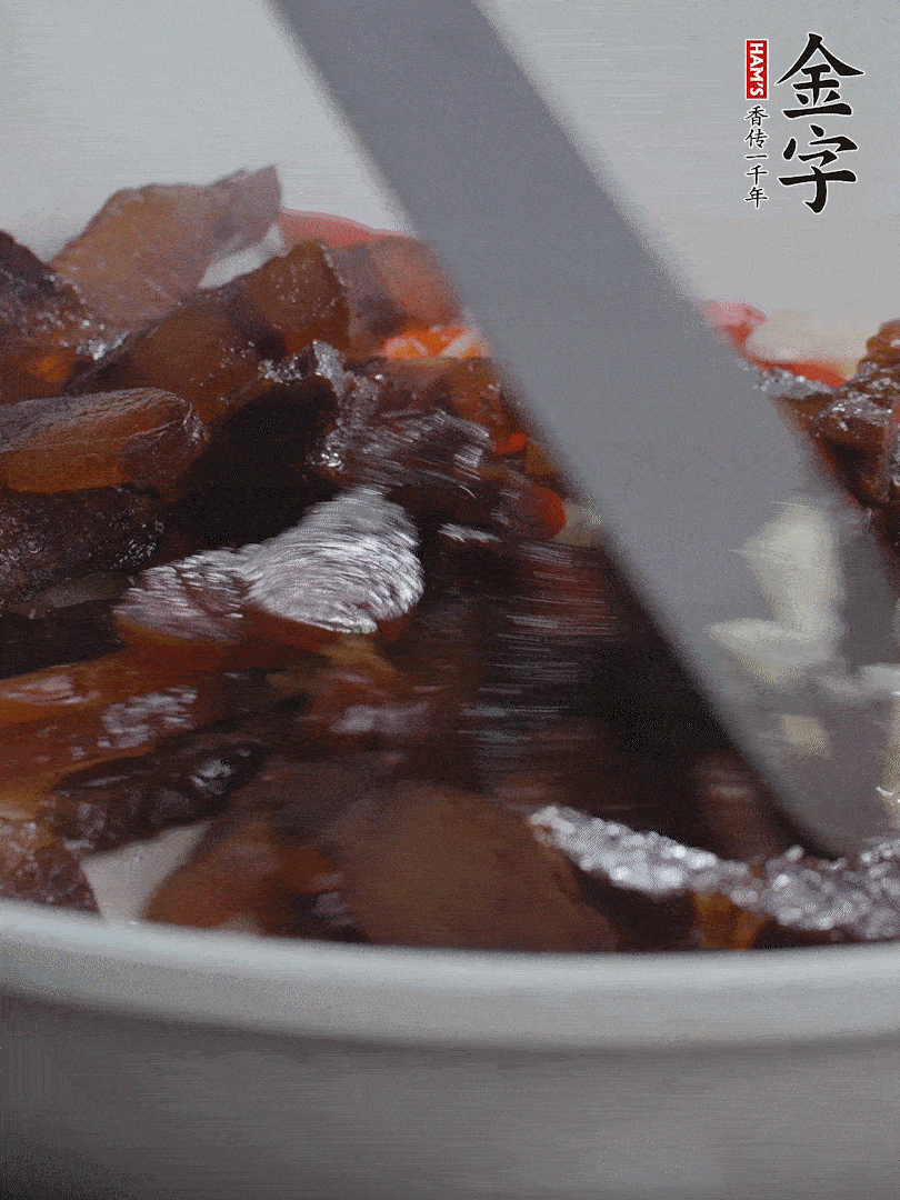 下醬油肉，煸出油脂。