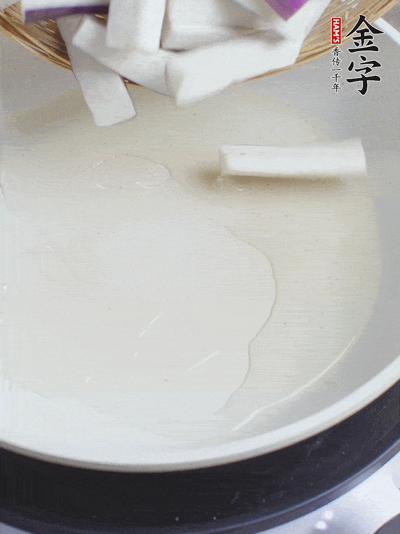 杭茄洗凈去蒂，縱向剖成4份，切成長10cm左右的段。白洋蔥切絲?？谀⑾磧羧サ舯?。紅椒切菱形片。