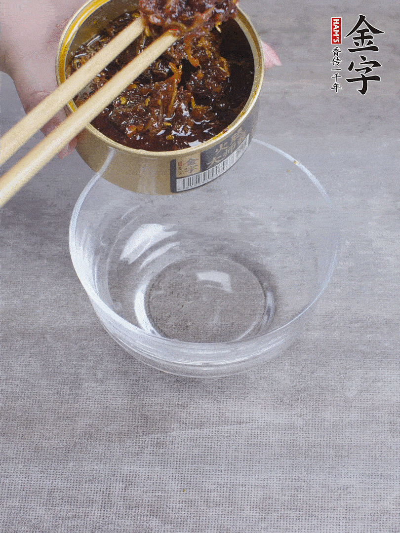 金字火腿大師醬2勺、醬油1勺、白砂糖1/2勺調(diào)勻。