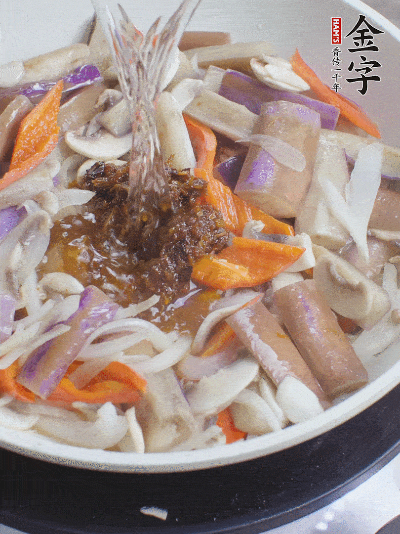 下茄子、口蘑，淋入料汁，加熱水份收干。