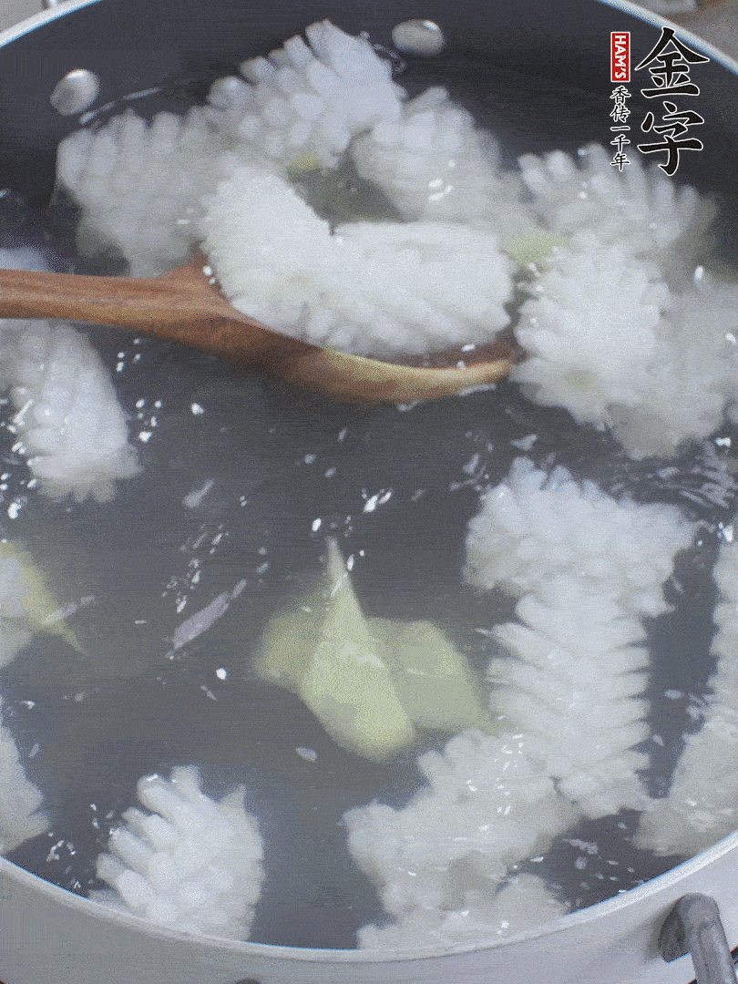 魷魚解凍后，加姜片、料酒汆燙30秒。