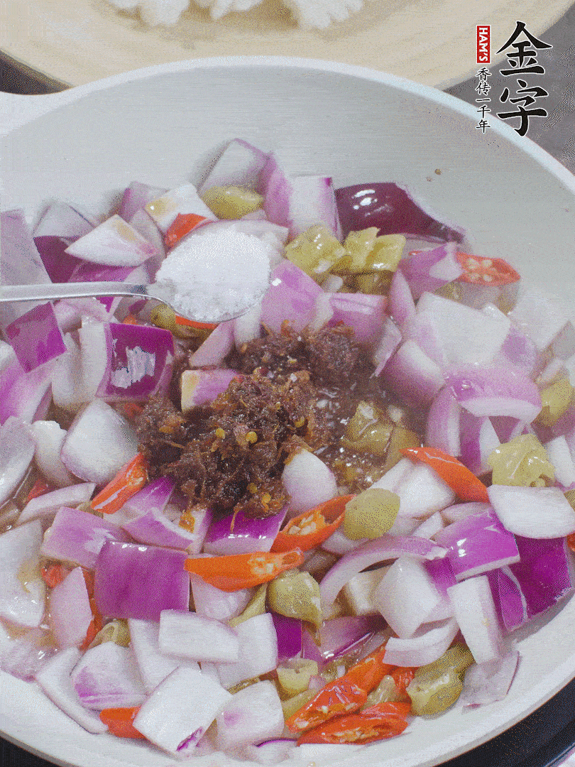 加1大勺金字火腿大師醬、2勺生抽、1勺糖，翻炒。