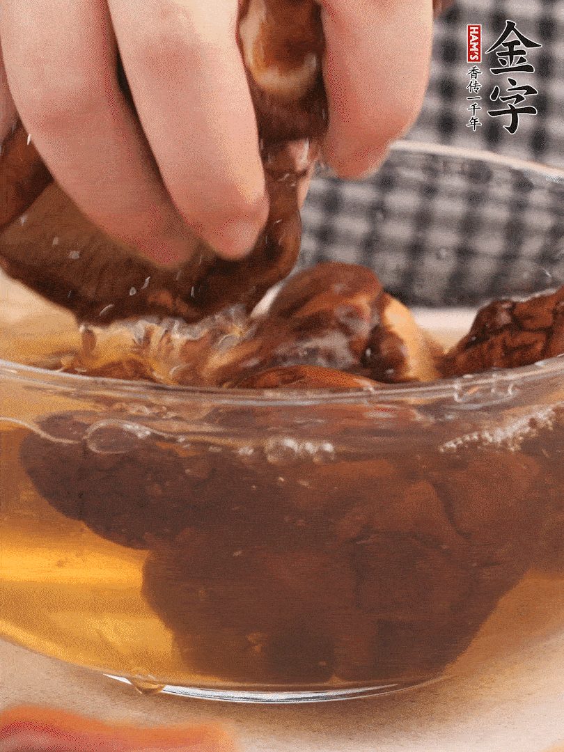 干香菇溫水泡發(fā)，去蒂洗凈切十字。