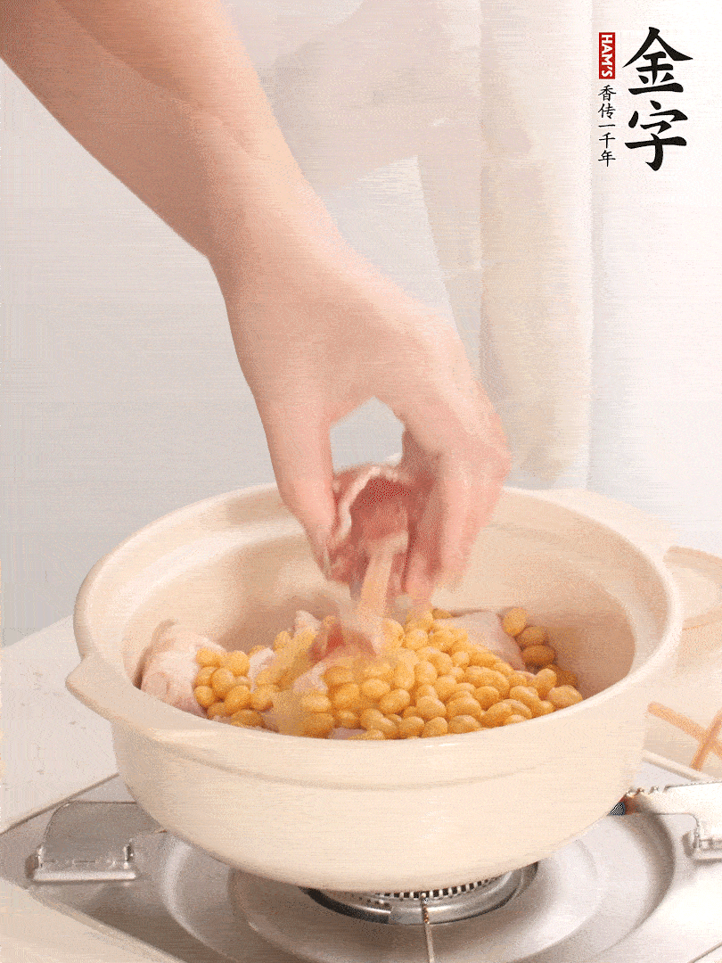 湯鍋放入豬蹄、姜片，加入黃豆、火腿，倒入足量的清水、適量料酒。