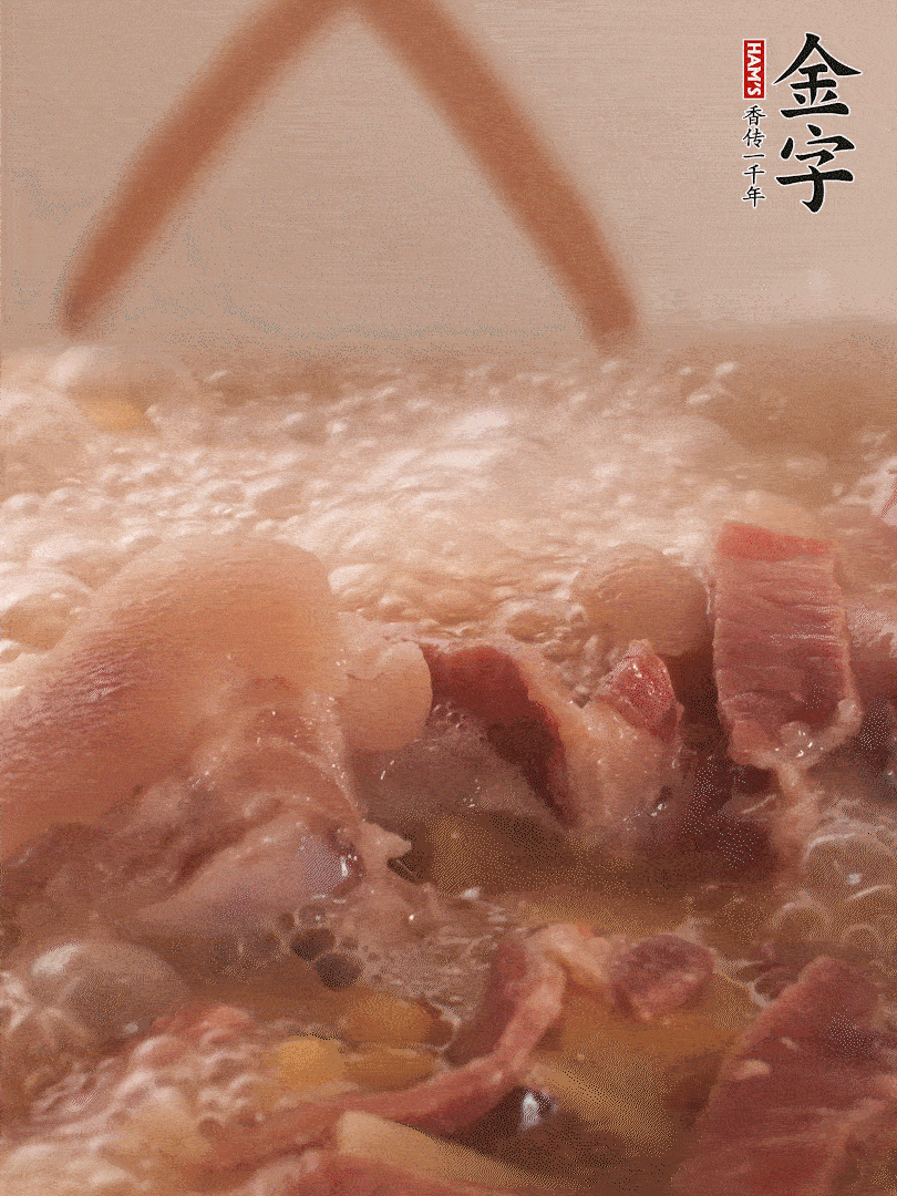 大火將水煮開后，蓋上鍋蓋，轉(zhuǎn)小火慢燉1個(gè)半小時(shí)。