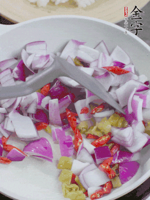 冷鍋熱油，下洋蔥、小米辣、泡椒，炒出香味。