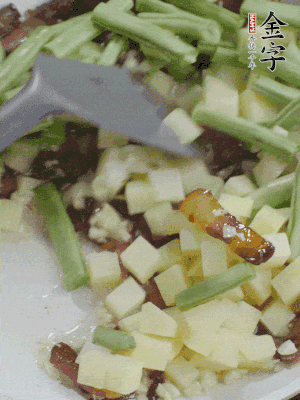 下蒜末、豆角、土豆塊翻炒。