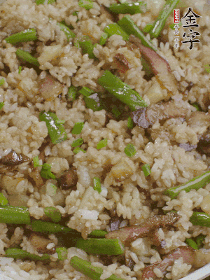 淋一點(diǎn)生抽、蠔油，撒蔥花。