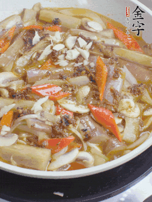 撒蒜末、香菜末。