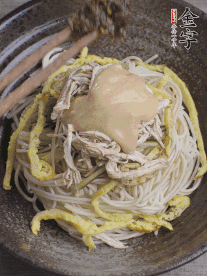 生抽1勺、醋1勺、芝麻醬1勺、金字火腿大師醬1勺。