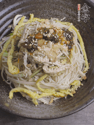 撒上花生碎、白芝麻、蔥花。