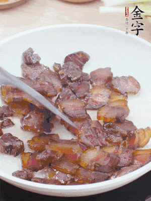 熱鍋少油，醬油肉煸出油脂，盛出。