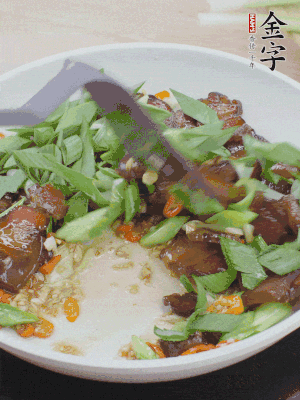 倒蒜葉翻炒均勻。