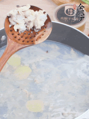 沸水下花蛤肉、姜片、料酒焯水。