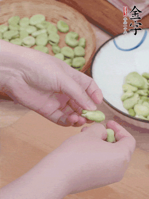 蠶豆剝殼，去掉豆衣，切碎。