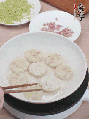 鍋中涼油，慢煎至兩面有脆殼。（油可以多一點(diǎn)）