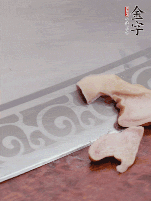 橫向一分為二，均勻切絲。