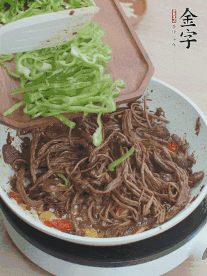 水分煸干，下青椒絲快炒1分鐘。