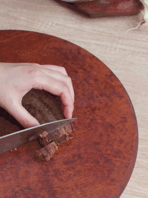 金字臘肉水煮15分鐘，切片。