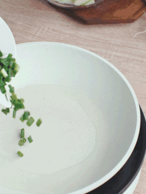 熱油下臘肉、蔥花煸炒，再下西葫蘆。