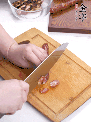 干香菇泡發(fā)切片，金字香腸切片，春筍切大粒。