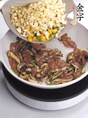 鍋里熱油，爆香蔥白，下香腸片炒至微微出油，加時蔬粒、香菇粒、春筍粒翻炒均勻。