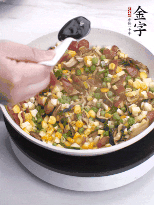 加2勺生抽、1勺蠔油、半勺老抽調(diào)味。