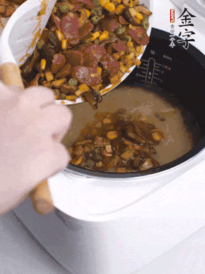 鋪在洗好的大米上，加清水，與食材持平。