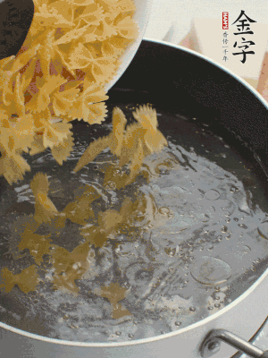 蝴蝶面加橄欖油煮熟；豌豆焯水30秒。