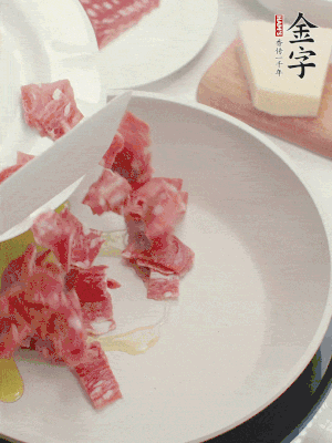 橄欖油煸香金字培根火腿。依次下豌豆、蝴蝶面、洋蔥。