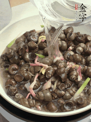 倒處理干凈的螺螄翻炒，加3勺料酒。加清水蓋過螺螄，中火蓋蓋煮5分鐘。
