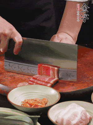 金字火腿上方切薄片，鮮五花肉切薄片。