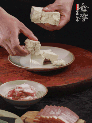 一塊老豆腐掰成大塊。