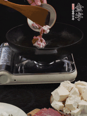 冷油潤鍋，下五花肉煸香。