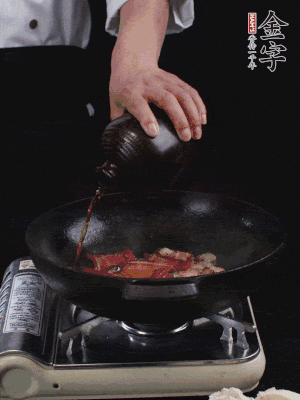 再下火腿片，淋少許黃酒添香。
