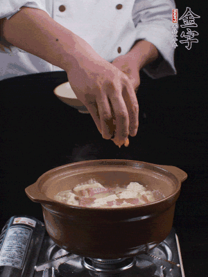 下蝦仁干，煮5分鐘。撒蒜葉，煮1分鐘。