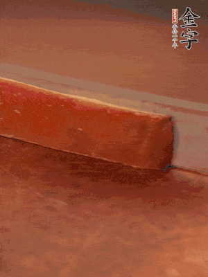 金字火腿上方去皮切薄片。